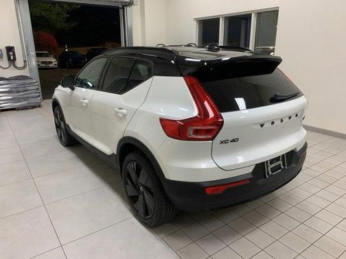 2026 Volvo XC40 B5 Ultra Black Edition