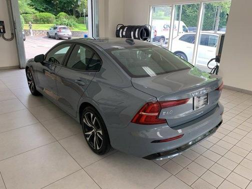 2024 Volvo S60 B5 Core Dark Theme