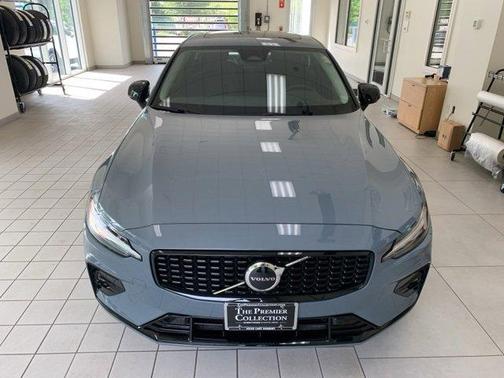 2024 Volvo S60 B5 Core Dark Theme