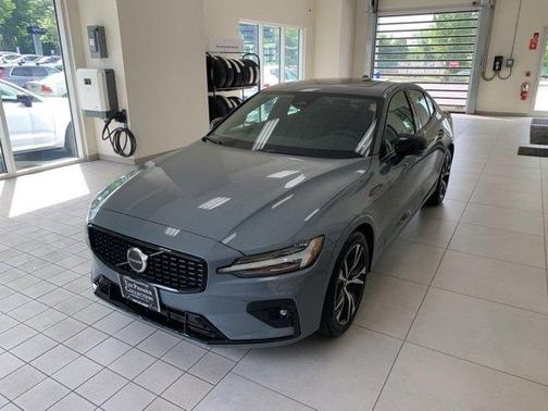 2024 Volvo S60 B5 Core Dark Theme