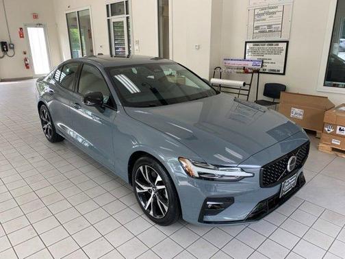 2024 Volvo S60 B5 Core Dark Theme