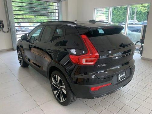 2023 Volvo XC40 B5 Plus Dark Theme