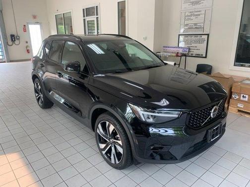 2023 Volvo XC40 B5 Plus Dark Theme