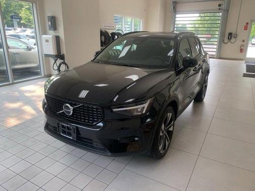 2023 Volvo XC40 B5 Plus Dark Theme