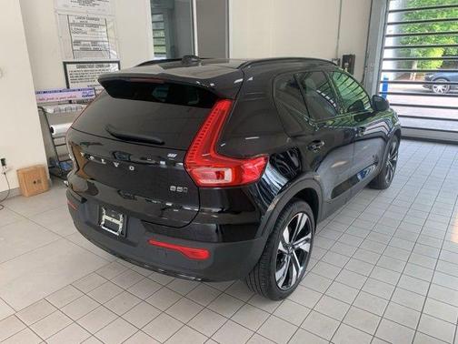 2023 Volvo XC40 B5 Plus Dark Theme