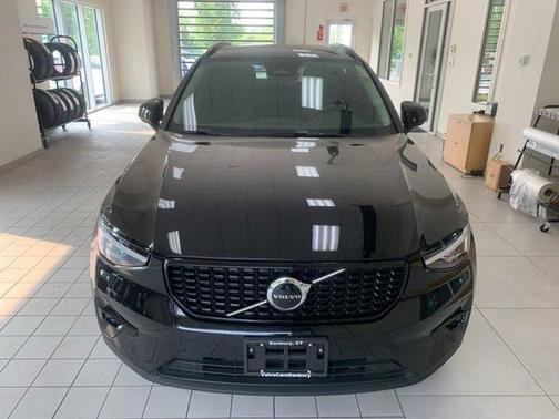 2023 Volvo XC40 B5 Plus Dark Theme