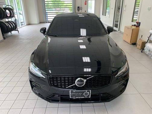 2024 Volvo S60 B5 Core Dark Theme