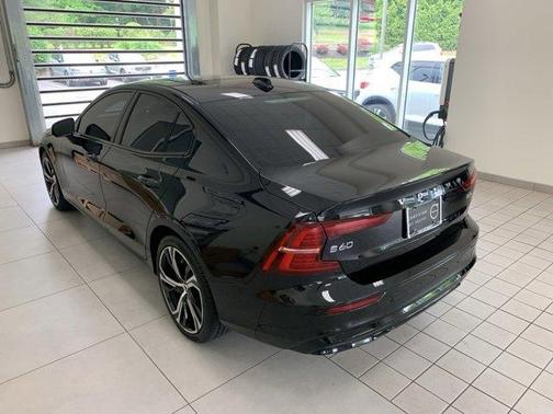 2024 Volvo S60 B5 Core Dark Theme