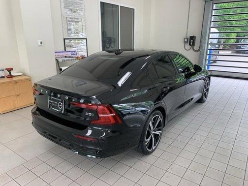 2024 Volvo S60 B5 Core Dark Theme