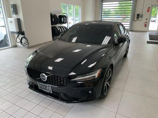 2024 Volvo S60 B5 Core Dark Theme