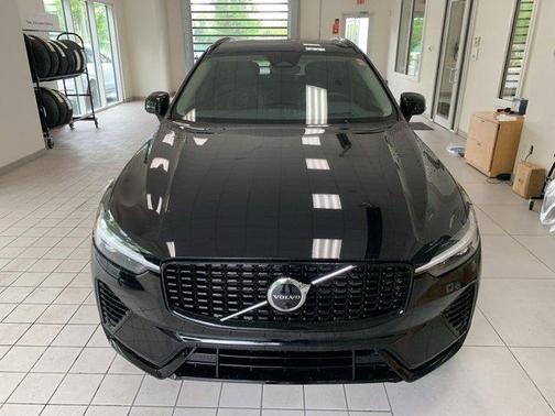 2023 Volvo XC60 B5 Ultimate Dark Theme