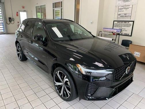 2023 Volvo XC60 B5 Ultimate Dark Theme