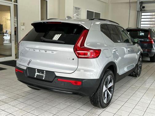 2024 Volvo XC40 B5 Plus Dark Theme