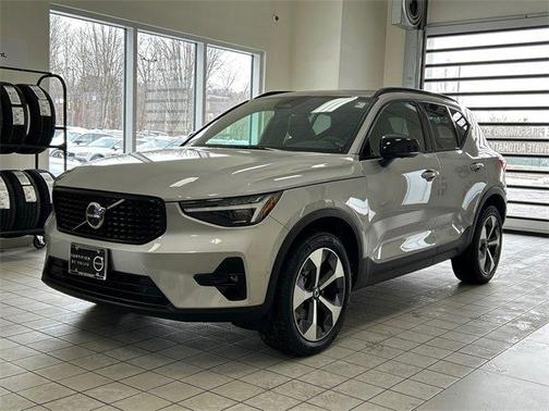 2024 Volvo XC40 B5 Plus Dark Theme