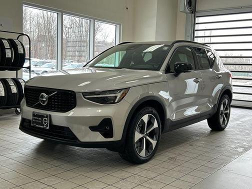2024 Volvo XC40 B5 Plus Dark Theme