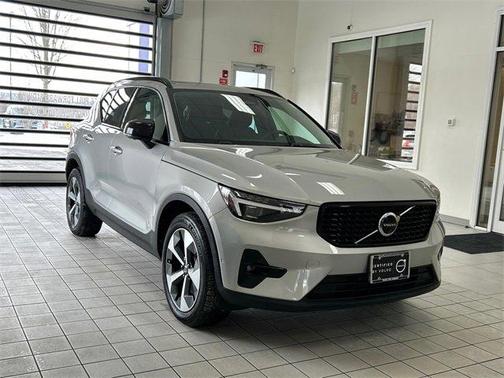 2024 Volvo XC40 B5 Plus Dark Theme