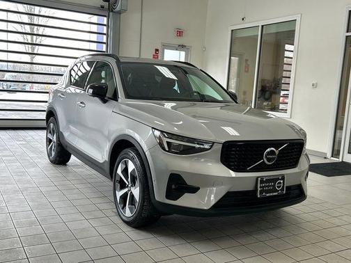 2024 Volvo XC40 B5 Plus Dark Theme