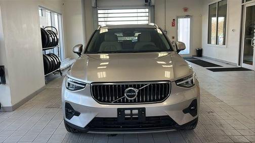 2023 Volvo XC40 B5 Plus Bright Theme