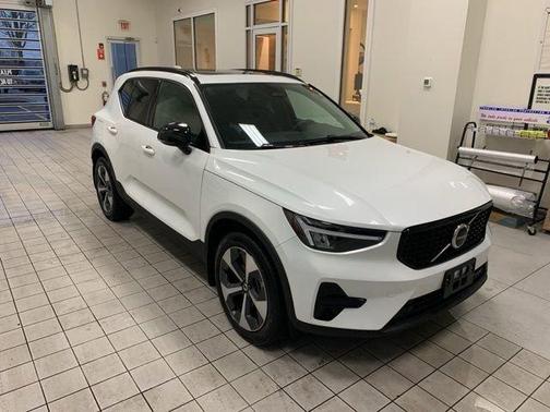 2024 Volvo XC40 B5 Core