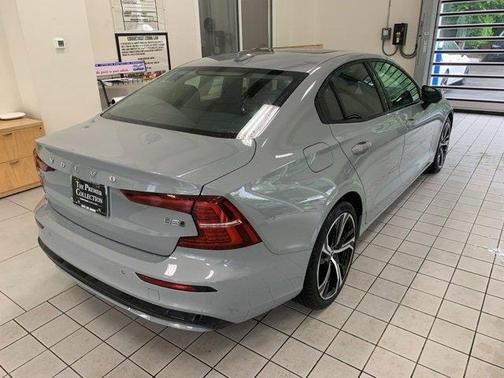 2024 Volvo S60 B5 Core Dark Theme