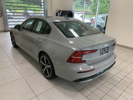 2024 Volvo S60 B5 Core Dark Theme