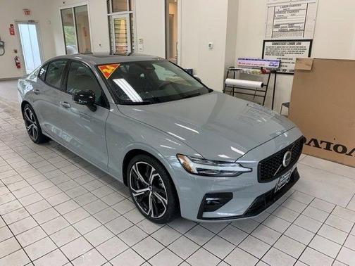 2024 Volvo S60 B5 Core Dark Theme