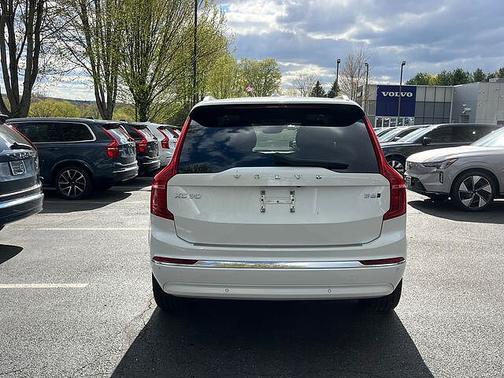 Crystal White 2023 Volvo XC90 Plus