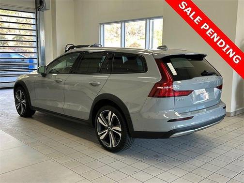 2025 Volvo V60 Cross Country B5 Plus