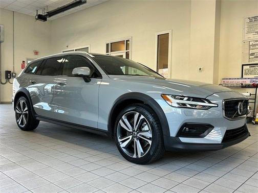 2025 Volvo V60 Cross Country B5 Plus