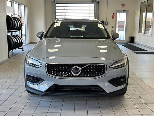 2025 Volvo V60 Cross Country B5 Plus