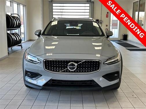 2025 Volvo V60 Cross Country B5 Plus