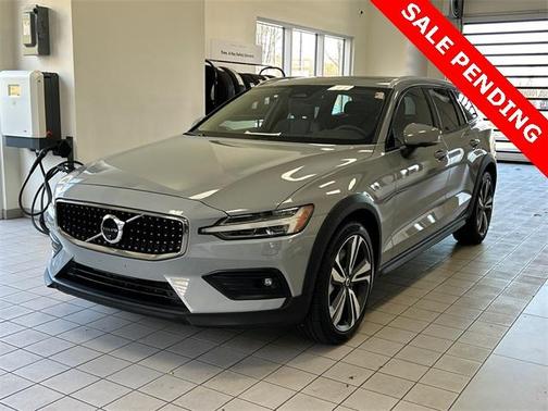 2025 Volvo V60 Cross Country B5 Plus