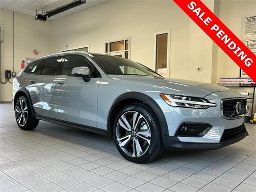 2025 Volvo V60 Cross Country B5 Plus
