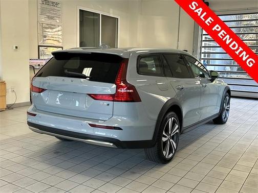 2025 Volvo V60 Cross Country B5 Plus