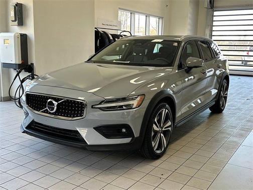 2025 Volvo V60 Cross Country B5 Plus