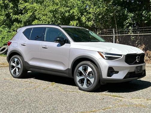 2026 Volvo XC40 B5 Plus