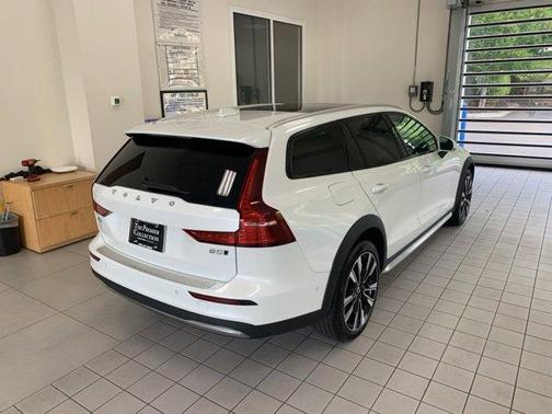 2024 Volvo V60 Cross Country B5 Ultimate
