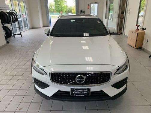 2024 Volvo V60 Cross Country B5 Ultimate