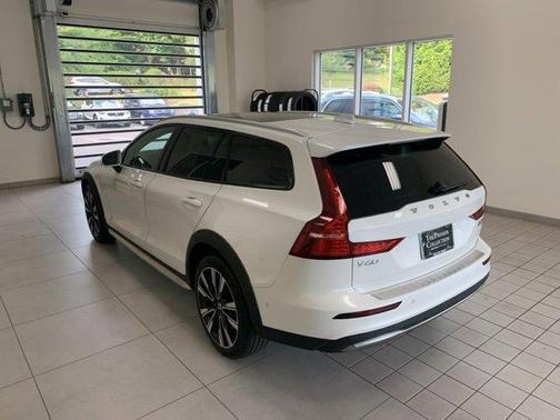 2024 Volvo V60 Cross Country B5 Ultimate