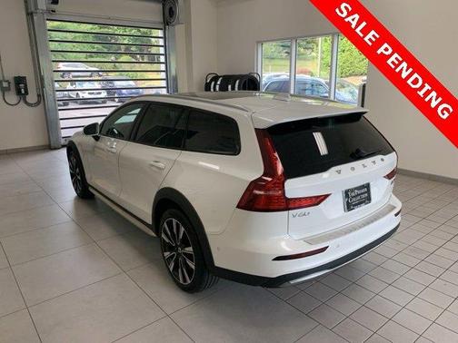 2024 Volvo V60 Cross Country B5 Ultimate