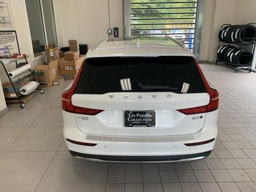 2024 Volvo V60 Cross Country B5 Ultimate