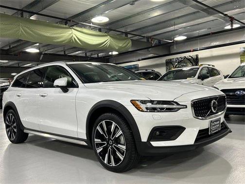 2024 Volvo V60 Cross Country B5 Ultimate