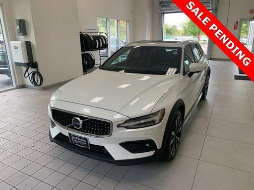 2024 Volvo V60 Cross Country B5 Ultimate
