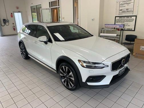 2024 Volvo V60 Cross Country B5 Ultimate