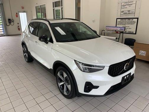 2023 Volvo XC40 B5 Plus Dark Theme