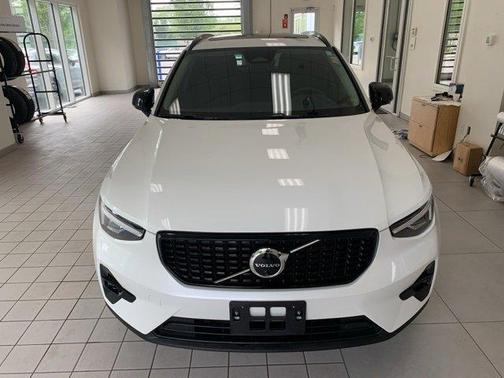 2023 Volvo XC40 B5 Plus Dark Theme