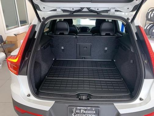 2023 Volvo XC40 B5 Plus Dark Theme