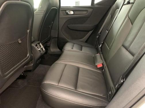 2023 Volvo XC40 B5 Plus Dark Theme