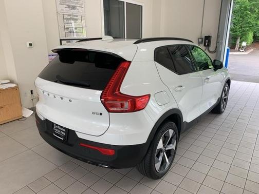 2023 Volvo XC40 B5 Plus Dark Theme