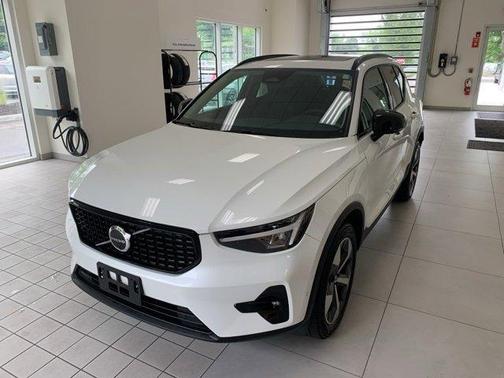 2023 Volvo XC40 B5 Plus Dark Theme